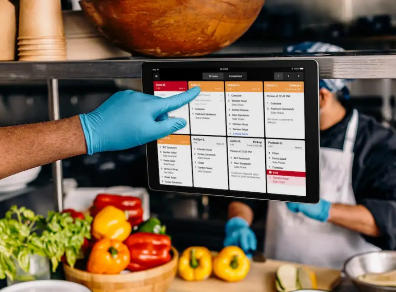 Quais são as vantagens de ter um sistema de exibição de cozinha profissional?